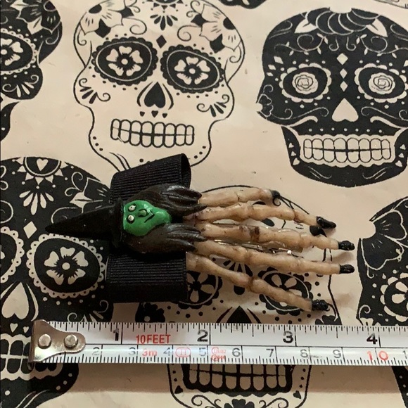Halloween witch Hair accessory Clip Creepy hand Accessory NEW - Picture 4 of 16